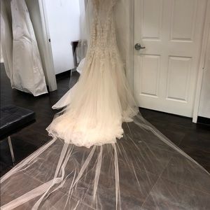 Impressions Bridal veil, cathedral length. Like new